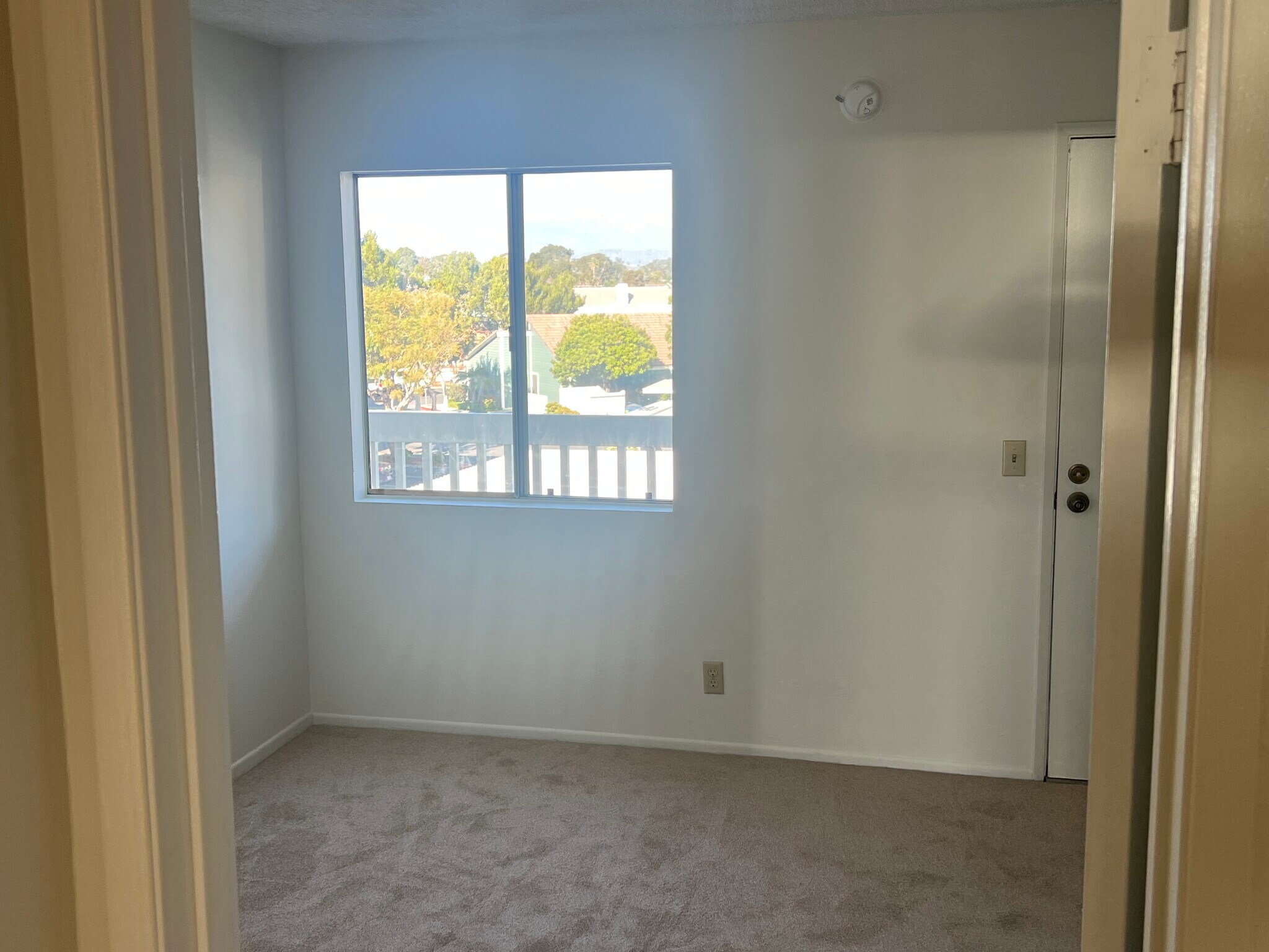 Building Photo - 263 S Ventura Rd