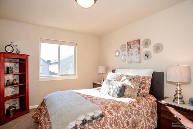 Building Photo - **Coming Soon - Unfurnished** Modern Livin...