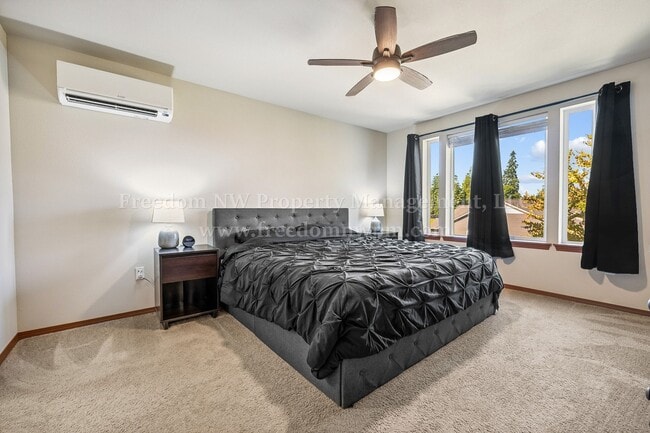 Building Photo - 704 Evergreen Place