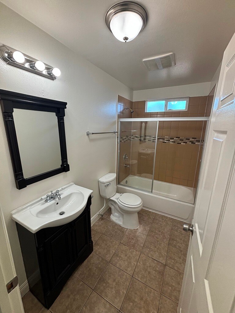 Building Photo - 3312 W 66th Pl