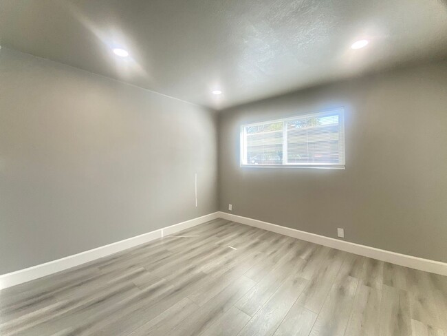 Building Photo - Fully Remodeled 1-bedroom Condo in Fremont...