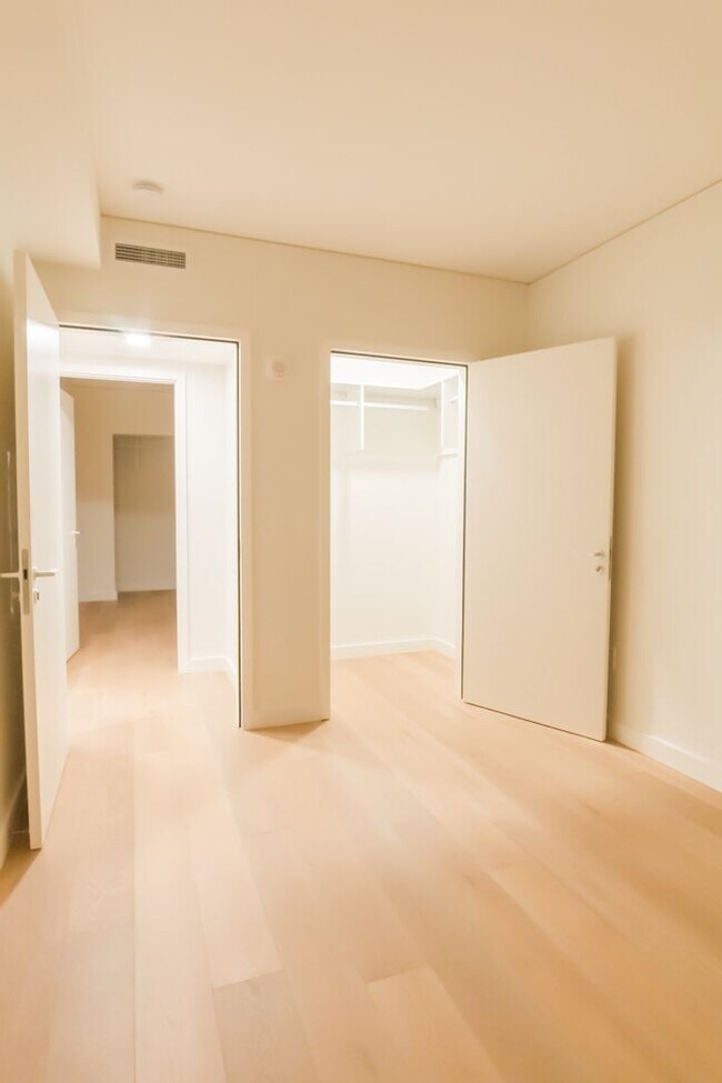 Building Photo - 2bd/1ba Seattle Condo