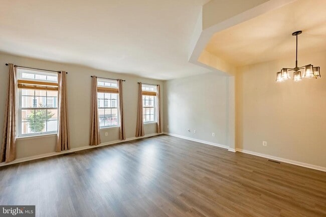 Building Photo - 3385 Beechcliff Dr