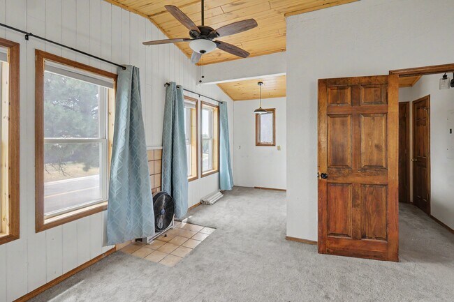 Building Photo - 305 Mesa Dr