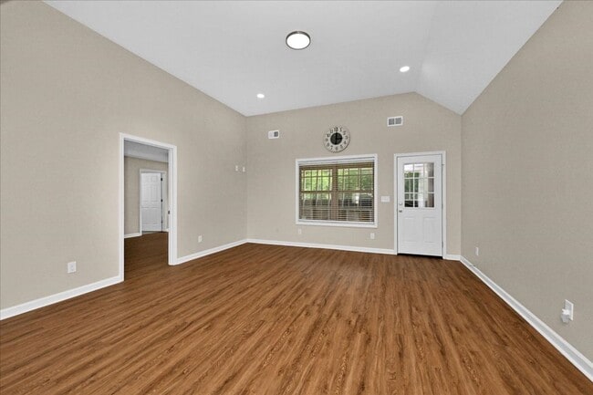 Building Photo - 3 Bedroom, 2 Bath home.