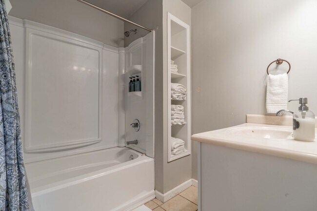 Building Photo - Downtown Bentonville home! Walk to Walmart HO, Downtown Square, and more!