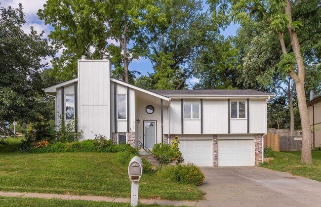 Building Photo - Cozy elegance meets modern convenience in ...
