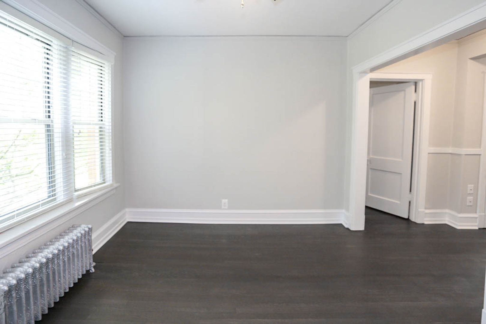Building Photo - 1607 W Berteau Ave