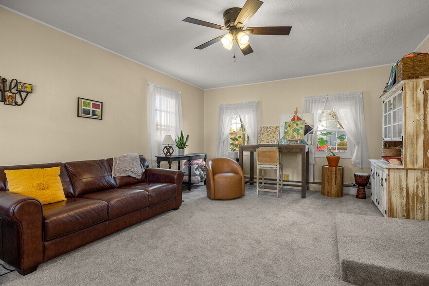 large sunken living room right off kitchen - 40 Fields Rd