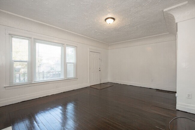 Building Photo - 1025 W 23rd St