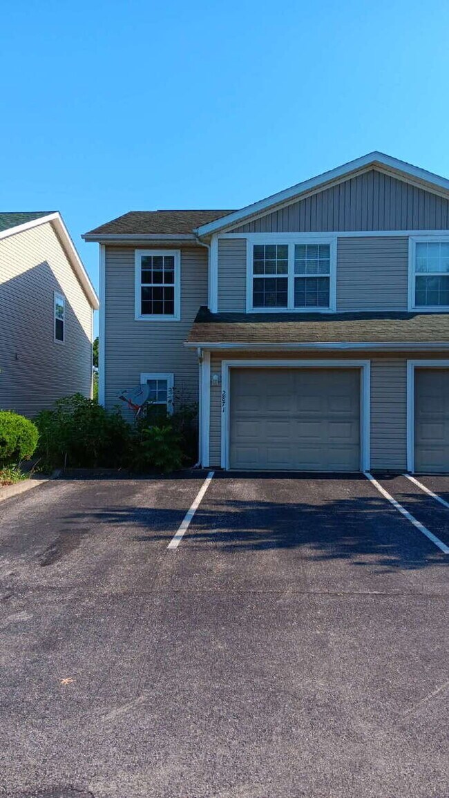 Building Photo - 3BR/2.5BA Condo with attached single-bay g...