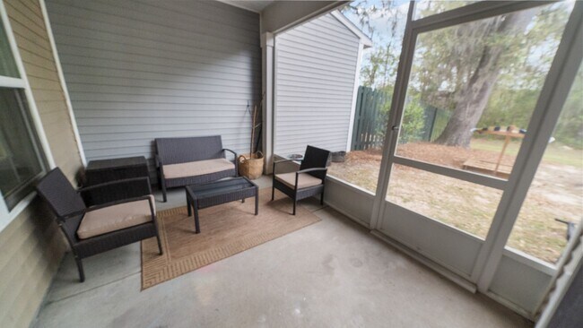 Building Photo - Stylish 3 Bedroom Home in in The Commons – Richmond Hill Living at Its Finest