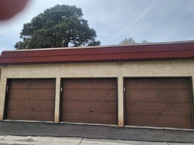 Building Photo - 837 Country Club Dr SE