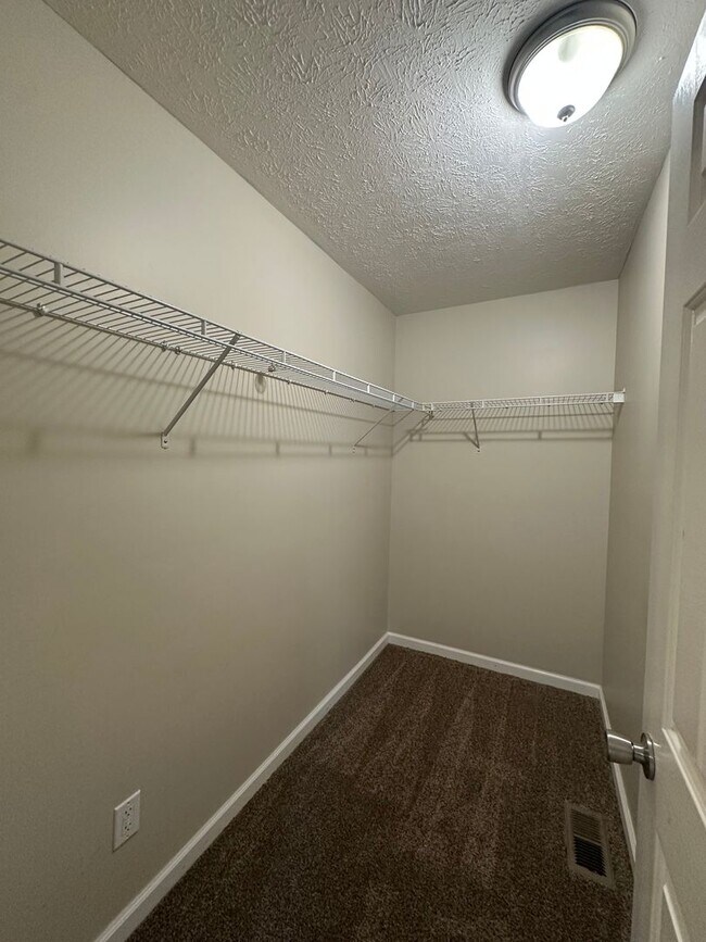 Building Photo - 4BR / 2BA Home in Middletown with Two Car Garage For Rent!