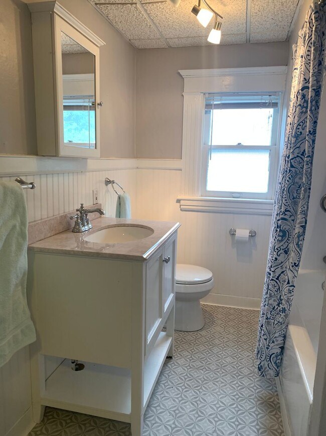 Building Photo - Large 4 Bedroom home!