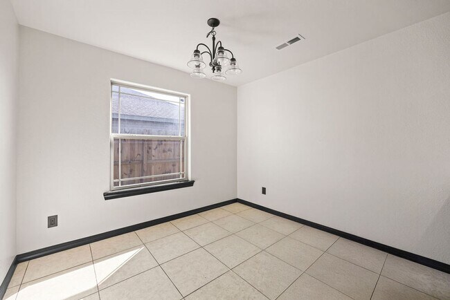 Building Photo - Charming 3-Bed Home in Rogers – Spacious Yard, Modern Comfort, Great Location