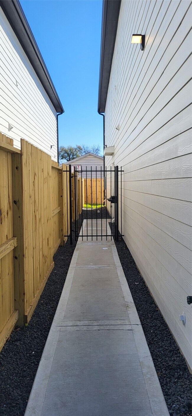 Building Photo - 1033 North Ln