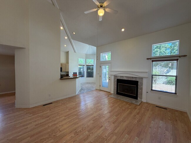 Building Photo - 6517 Glen Oak NE