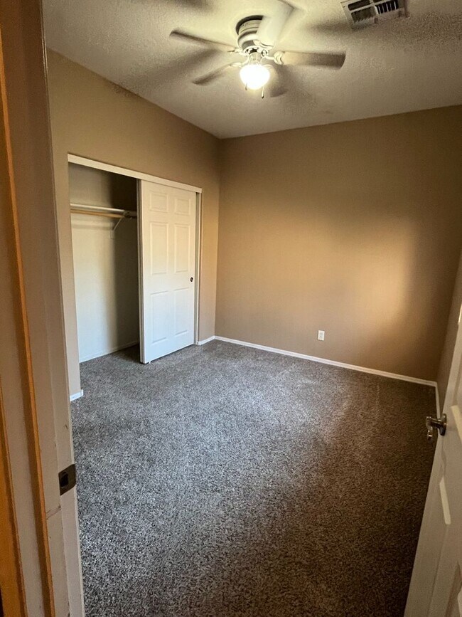 Building Photo - Desirable Chandler Location!