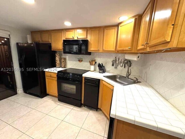 Building Photo - 10044 SW 77th Ct