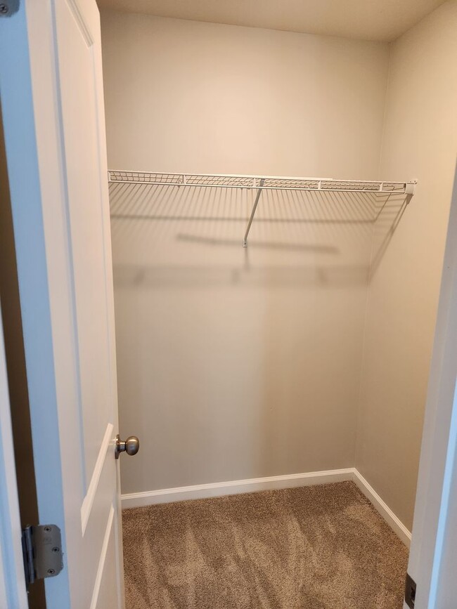 Building Photo - 4 Bedroom For rent