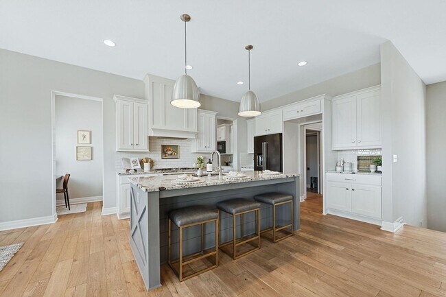 Building Photo - Luxury Home - Month-to-Month or 6-month Le...