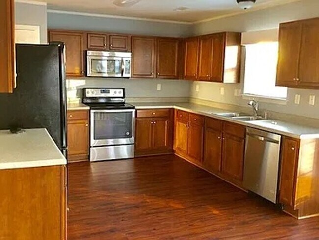 Building Photo - Stunning 4 bed / 2.5 bath home located in ...