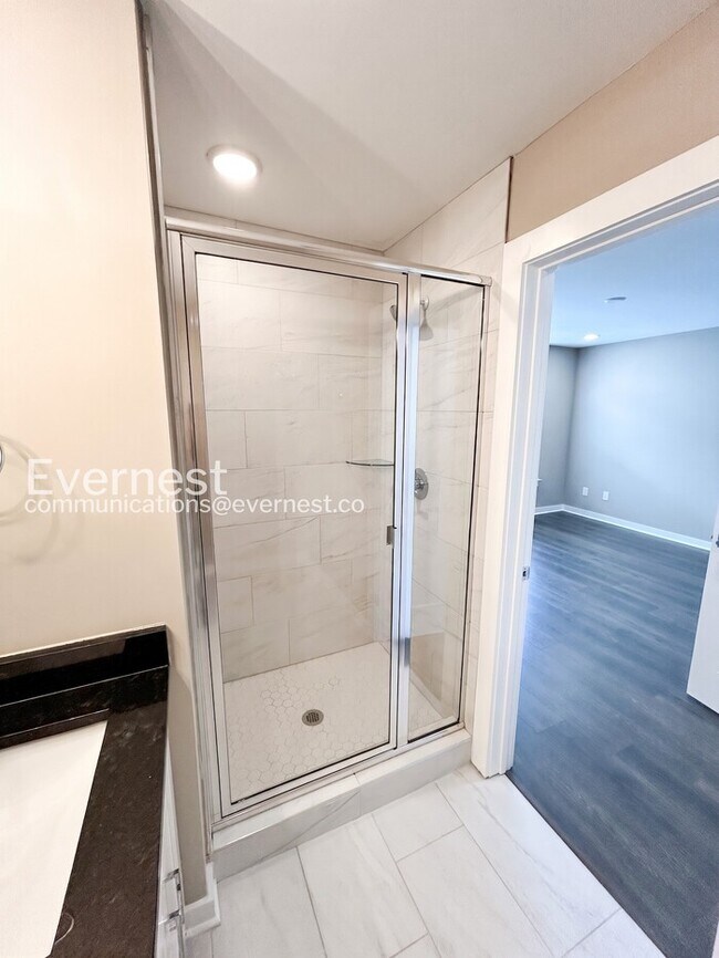 Building Photo - Limited Time Special Offer / 2 Bed/2.5 Bath Townhome with Off-Street Parking / Pet-Friendly / Ava...