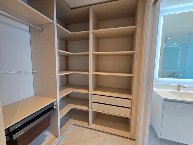 Building Photo - 700 NE 24th St