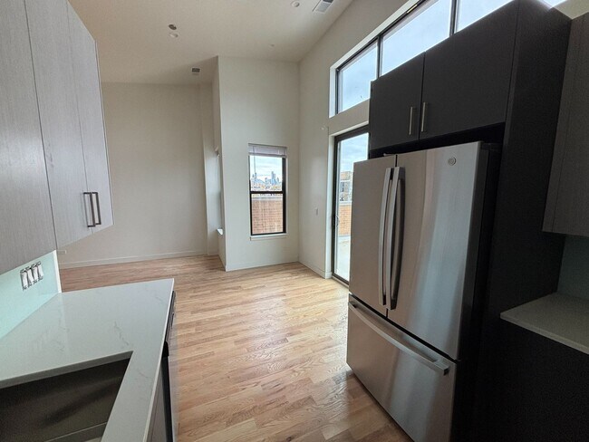 Building Photo - Spectacular 3 Bed/3 Bath Penthouse Apartment in prime Lincoln Park Location. Semi-Private Elevato...