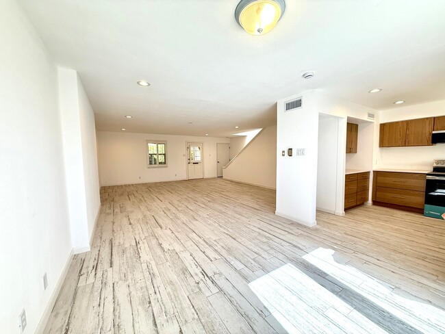 Building Photo - 500 Thunderbird Dr