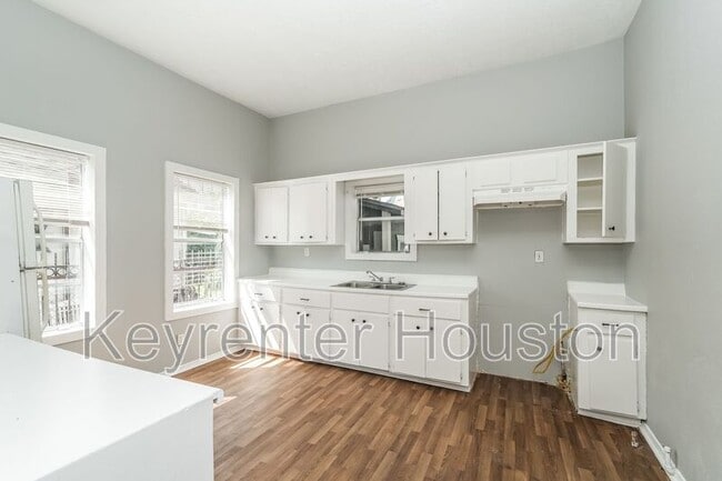 Building Photo - 4610 Schroeder St