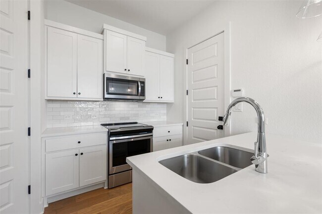 Building Photo - 308 E 20th St