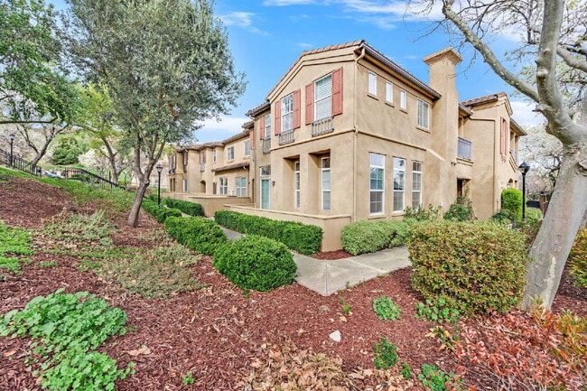 Building Photo - Corner Unit Condo with Vineyard Views – 2 Bed, 2 Bath – Quiet, Private, and Convenient!