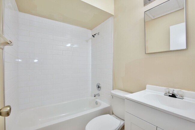 Building Photo - Spacious 2/2 Cozy Condo with a Screened Balcony in the Gated Community of Hawthorne Village - Orl...