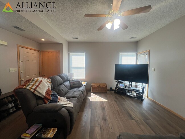 Building Photo - Nice Duplex on East Side!