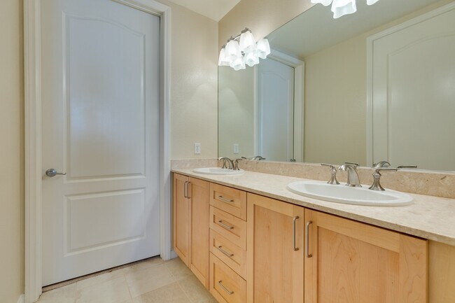 Building Photo - Manhattan Condo - South Las Vegas Blvd.