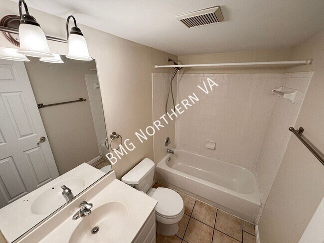 Building Photo - 10230 Magnolia Grove Dr