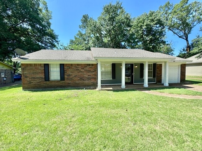 Building Photo - 5595 Briarwood Dr