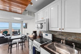 Building Photo - 202 70th Ave N