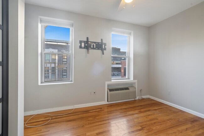 Building Photo - 734 Adams St