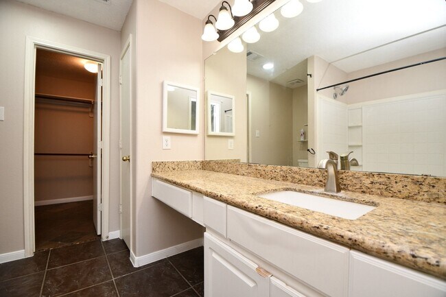 Building Photo - 5418 Cinnamon Lake Dr