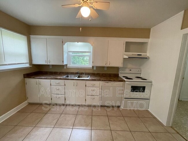 Building Photo - 1104 S Oak Park Dr