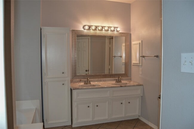 Building Photo - 17115 Sheffield Pines Ln