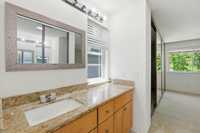 Building Photo - Luxury  2 bedroom Townhome in Great Location