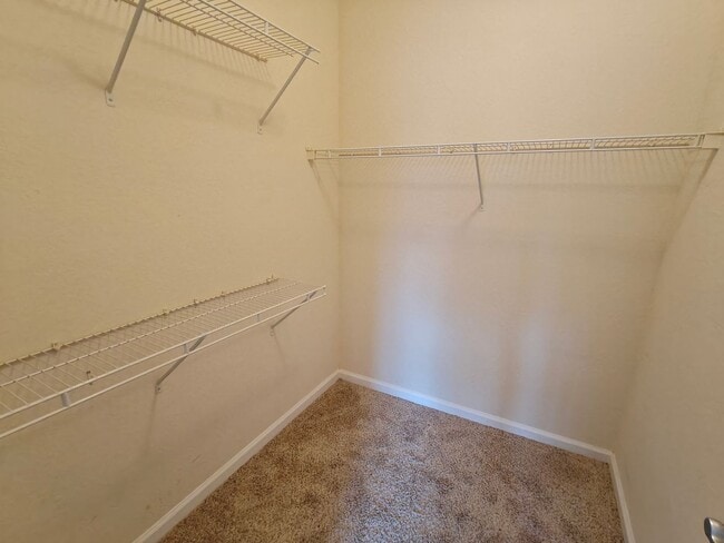 Building Photo - Beautiful 3 Bedroom, 2 Bathroom Townhome with Garage – Pet Friendly!