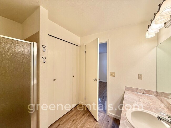 Building Photo - Cozy Meets Convenient in This Lacey Charme...