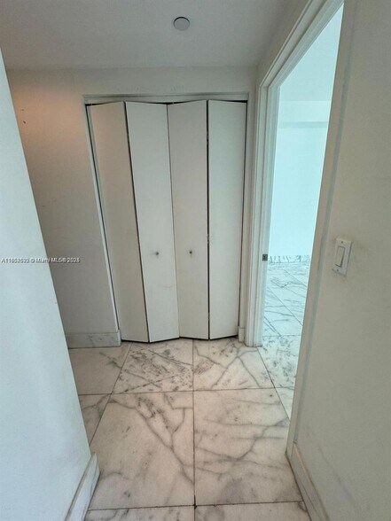 Building Photo - 1331 Brickell Bay Dr
