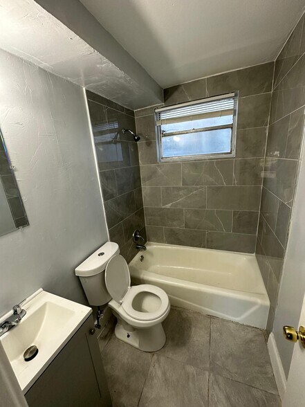 Building Photo - 1305 W 6th St