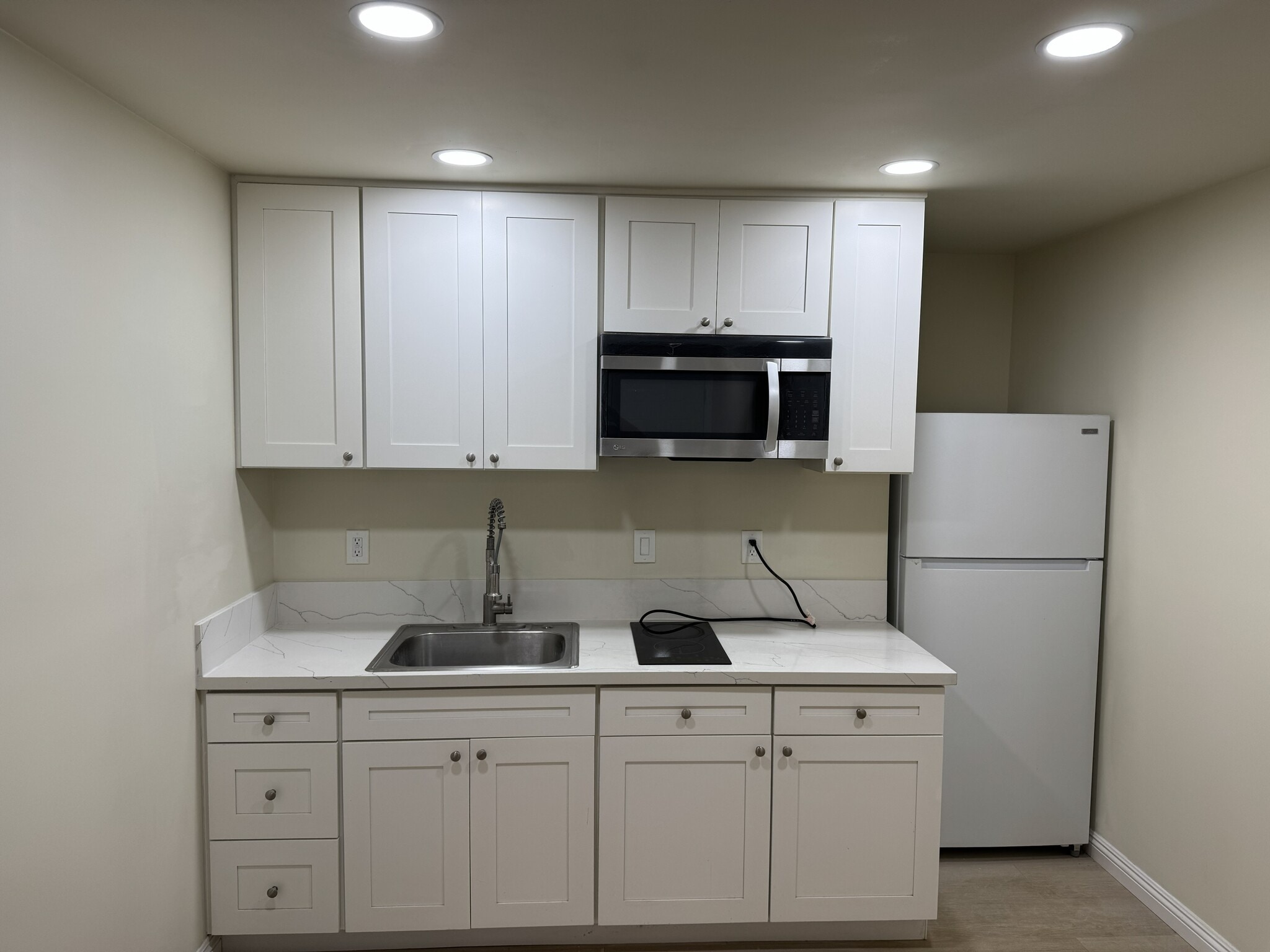 Building Photo - 7860 Port Royale Dr